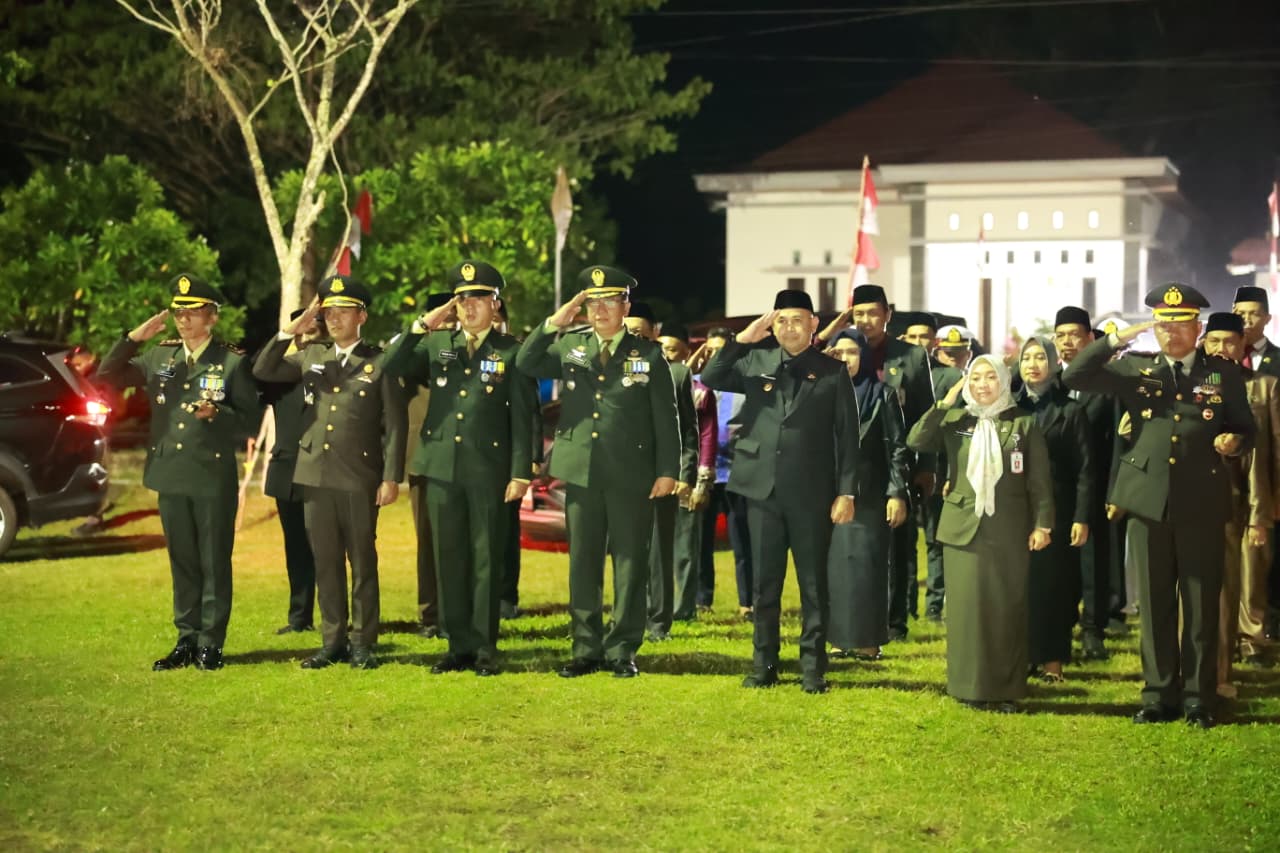 Pemkab Tanah Bumbu Gelar Apel Kehormatan dan Renungan Suci di Makam Pahlawan
